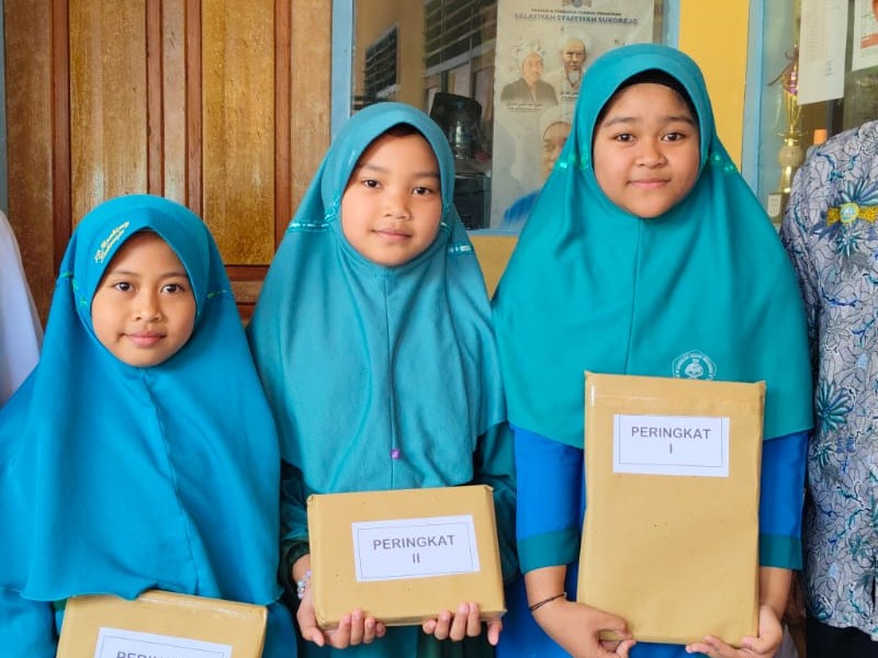 PEMBAGIAN HADIAH SISWA BERPRESTASI